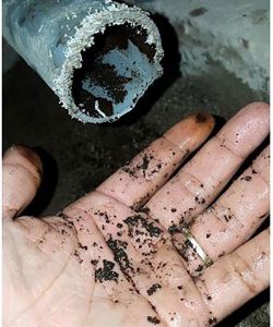 Cặn đen trong đường ống do nước nhiễm Mangan