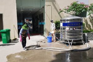 Dân cư Khu chung cư Xuân Mai Riverside ( Hà Đông - Hà Nội) phải đội nắng xuống sản lấy nước sạch về dùng